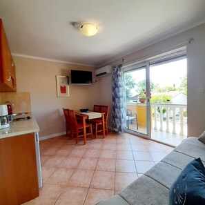 TV, books - 2 person, WLAN, 250m to the beach, air conditioning, parking lot, dishwasher, balcony, barbecue area (Njivice)