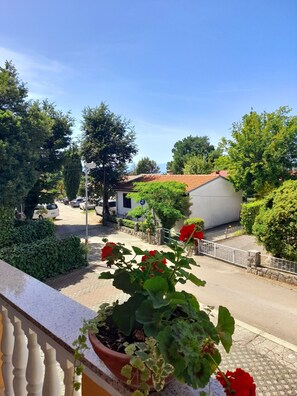 Property grounds - 2 person, WLAN, 250m to the beach, air conditioning, parking lot, dishwasher, balcony, barbecue area (Njivice)