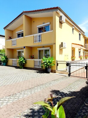 Exterior - 2 person, WLAN, 250m to the beach, air conditioning, parking lot, dishwasher, balcony, barbecue area (Njivice)