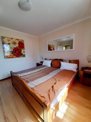 1 slaapkamer, een strijkplank/strijkijzer, gratis wifi, beddengoed