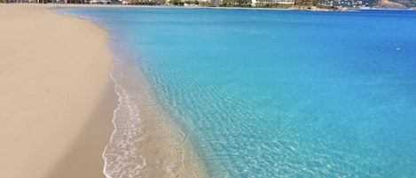 Ubicación cercana a la playa, tumbonas y toallas de playa