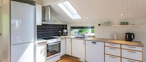 Jääkaappi, liesi, astianpesukone, kahvin-/teenkeitin