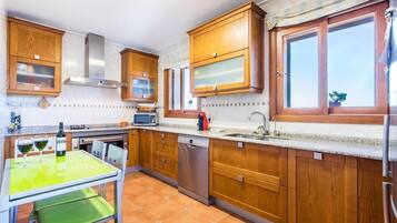 Een koelkast, een magnetron, een kookplaat, een vaatwasser