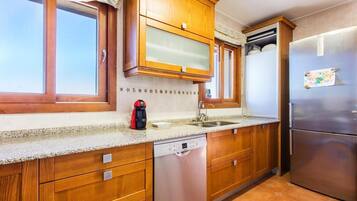 Een koelkast, een magnetron, een kookplaat, een vaatwasser