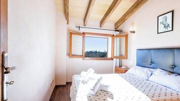 4 slaapkamers, een strijkplank/strijkijzer, reisbedje, gratis wifi