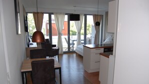 Una cocina moderna con comedor, ventanas amplias y vistas al exterior.