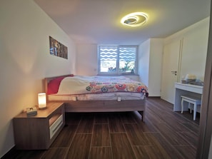 2 habitaciones, caja de seguridad en la habitación y escritorio 