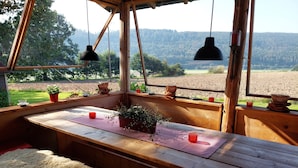 A wooden bench with a view of a field and hills. - In the middle of nature -Lavender hut- 9m² for 1-2 persons at Hilkenberg (Bodenfelde)