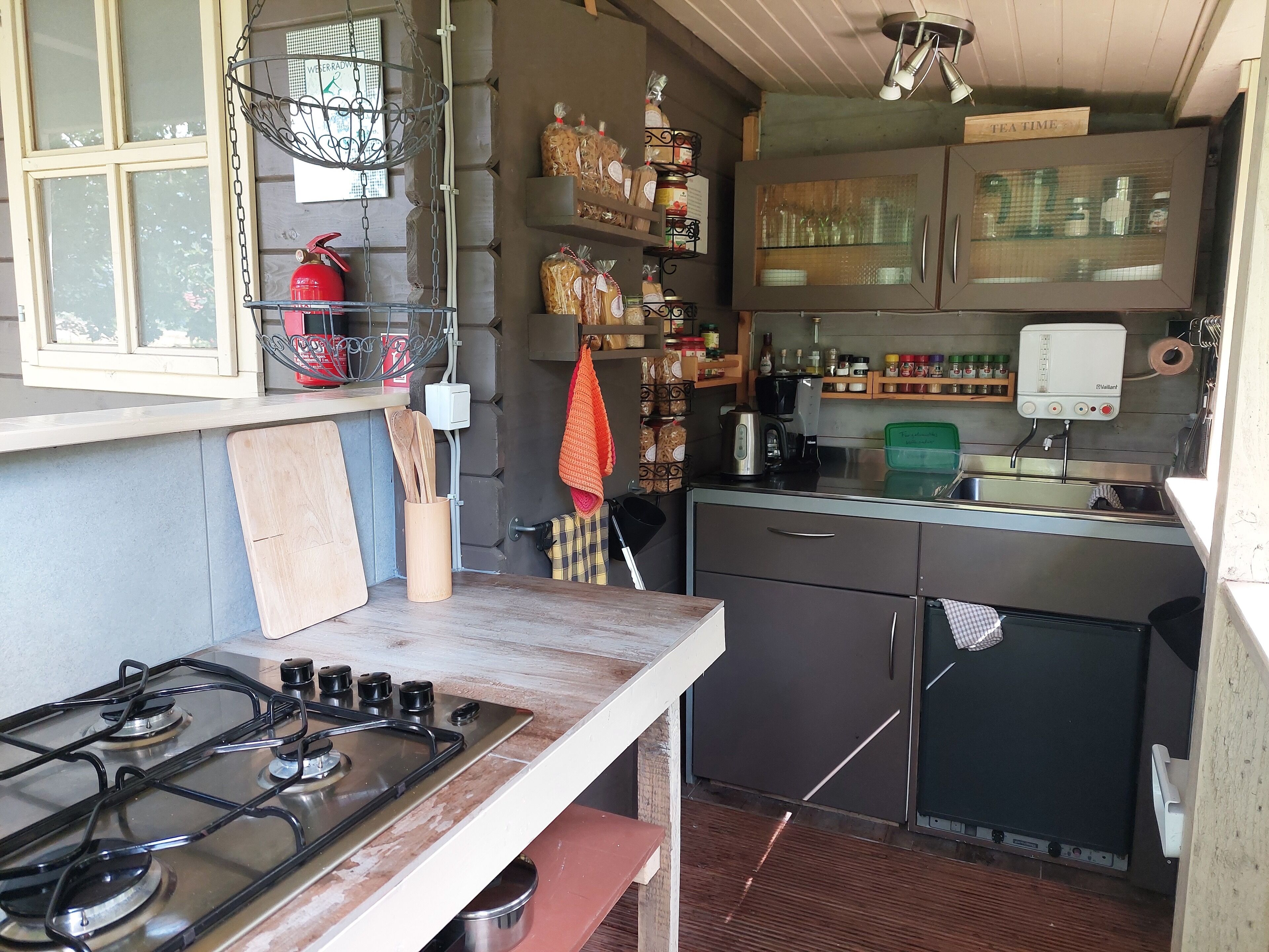 Frigorifero, piano cottura, macchina per tè/caffè, bollitore elettrico