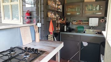 Frigorifero, piano cottura, macchina per tè/caffè, bollitore elettrico