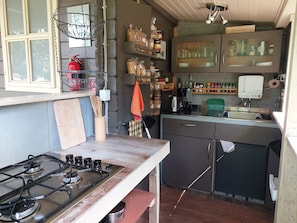 Geladeira, cooktop, cafeteira/chaleira, chaleira elétrica