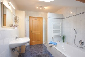Badewanne, Haartrockner, Handtücher