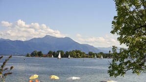 A lake with boats, a sailboat, and a rowboat. - Ferienwohnung "Meine Kleine Auszeit", 50 qm, Dachgeschoss, 1separates Schlafzimmer (Höslwang)
