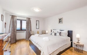 2 عدّة غرف نوم وخزنة داخل الغرفة وواي فاي مجانًا وملاءات أسرّة