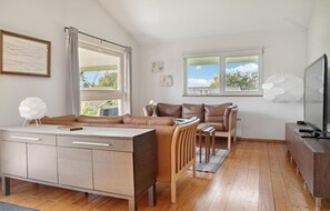 TV, DVD player - Amazing home in Askeby with sauna (Askeby)