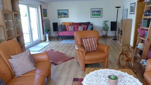 TV, DVD player, table tennis, books - Well-kept apartment in the Eifel. (Lissendorf)