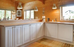 Fridge, stovetop, dishwasher, coffee/tea maker - 2 bedroom cozy home in Hovborg (Hovborg)