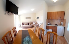 A compact living space with a dining area, kitchenette, and a sofa set. - Free wifi, 250m to the beach, air conditioning, private parking, 2 + 2 (Njivice)