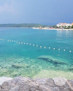 Beach nearby - Free wifi, 250m to the beach, air conditioning, private parking, 2 + 2 (Njivice)