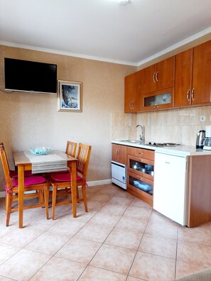 Réfrigérateur, plaque de cuisson, lave-vaisselle, cafetière/bouilloire