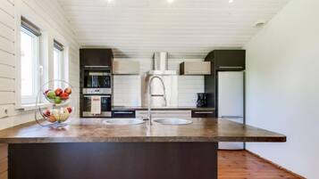 Een koelkast, een microgolfoven, een oven, een vaatwasser