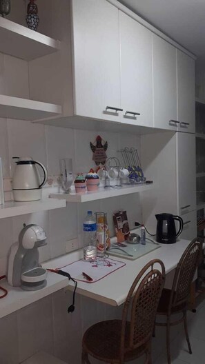 Appartement | Privékeuken | Een koelkast, een microgolfoven, een oven