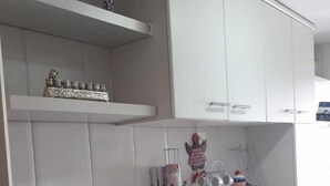 Apartamento | Cozinha privada | Cafeteira/chaleira, geladeira, micro-ondas, fogão