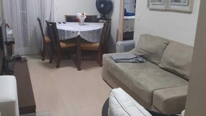 Apartamento | Área de estar | TV de tela plana 32 polegadas com canais via satélite, TV