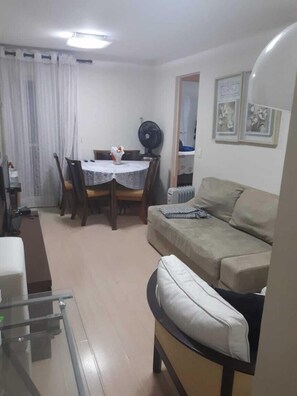 아파트 | 거실 공간 | 위성 채널 시청이 가능한 32인치 평면 TV, TV