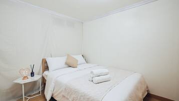 Full House | 4 bedrooms, blackout drapes, iron/ironing board, WiFi (free)