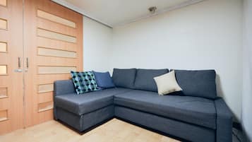 Full House | Living area | Flat-screen TV
