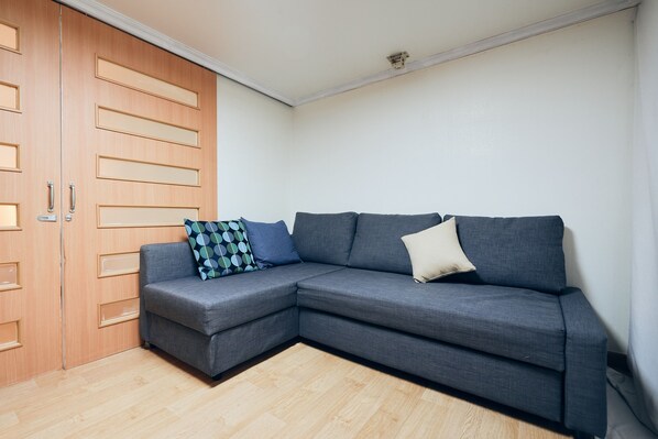 Full House | Living area | Flat-screen TV