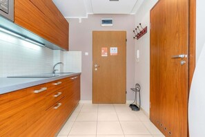 Kühlschrank, Mikrowelle, Herdplatte, Wasserkocher mit Kaffee-/Teezubehör
