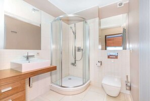 Een douche, een haardroger, handdoeken