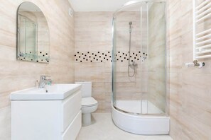 Shower, hair dryer, towels, shampoo