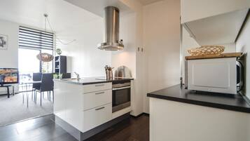 Køleskab, kogeplade, opvaskemaskine, kaffe-/temaskine