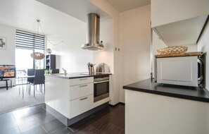 Kylskåp, mikrovågsugn, spishäll och diskmaskin