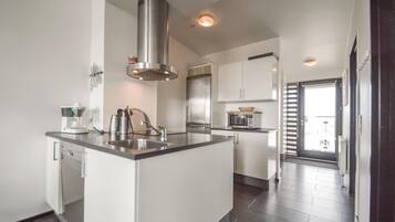 Køleskab, kogeplade, opvaskemaskine, kaffe-/temaskine