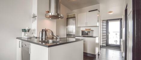 Køleskab, kogeplade, opvaskemaskine, kaffe-/temaskine