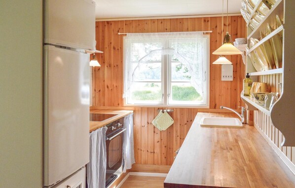 Kylskåp, spishäll, kaffe- och tebryggare och grytor/köksredskap