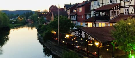 Un edificio a la orilla del río con un letrero que dice