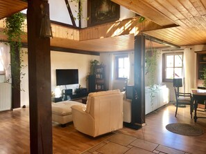 Smart TV, libros, estéreo