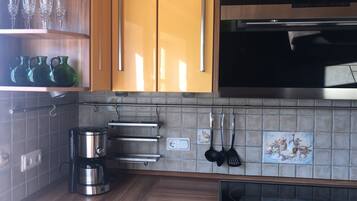 Kühlschrank, Mikrowelle, Ofen, Herdplatte