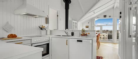 Kjøleskap, kokeplater, oppvaskmaskin og kaffetrakter/tekoker