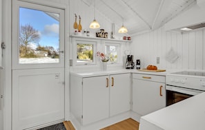 Fridge, stovetop, dishwasher, coffee/tea maker - Stunning home in Sjællands Odde (Sjællands Odde)