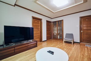 Full House | Coin séjour | Télévision à écran plat