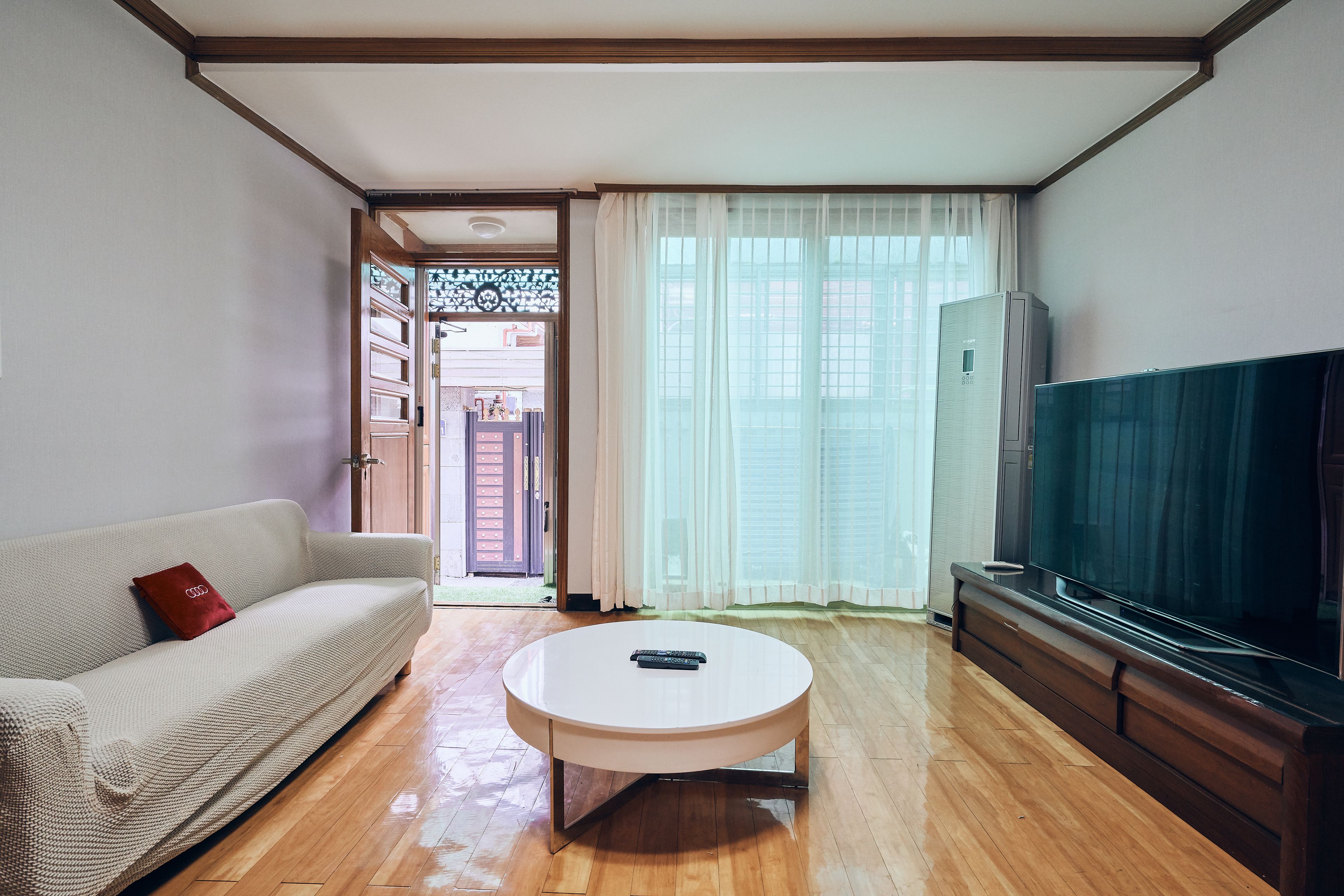 Full House | 거실 공간 | 평면 TV