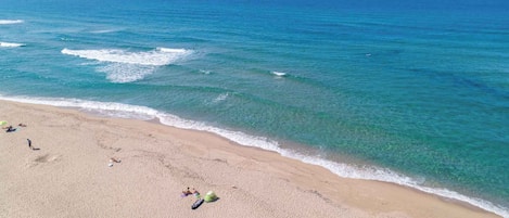 Una spiaggia nelle vicinanze