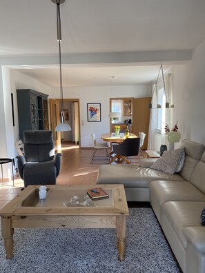 TV, DVD player, books, music library - Holiday house near Baltic Sea (Bay of Lübeck) (Ahrensbök)