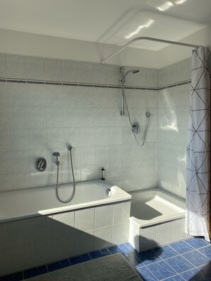 Bathtub, hair dryer, toilet paper - Holiday house near Baltic Sea (Bay of Lübeck) (Ahrensbök)